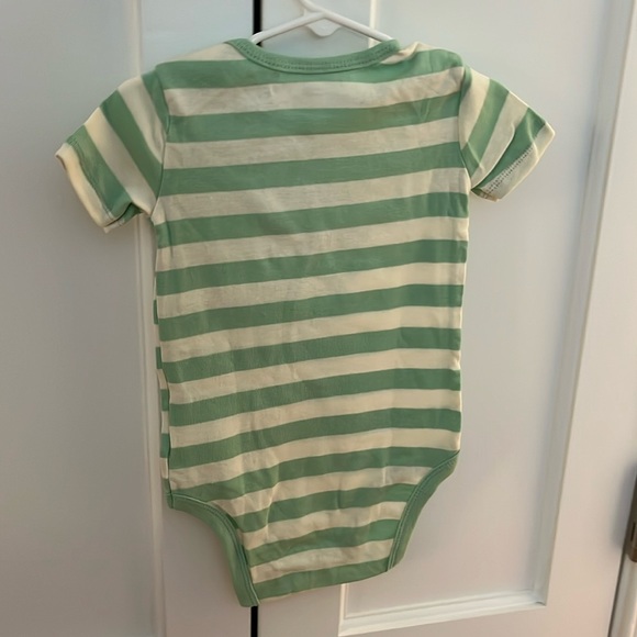 NWOT Size 24M Amazon Essentials Onesie - Picture 2 of 3